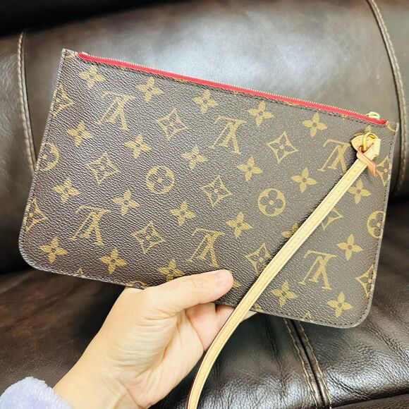 Louis Vuitton Neverfull MM Pouch - Picture 3 of 11